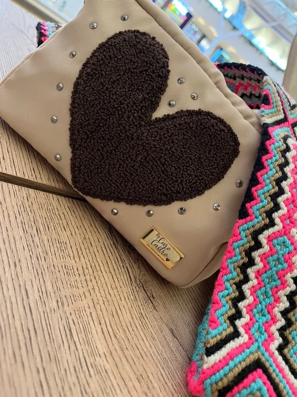 Bandolera Beige con Corazón Café Bordado a Mano