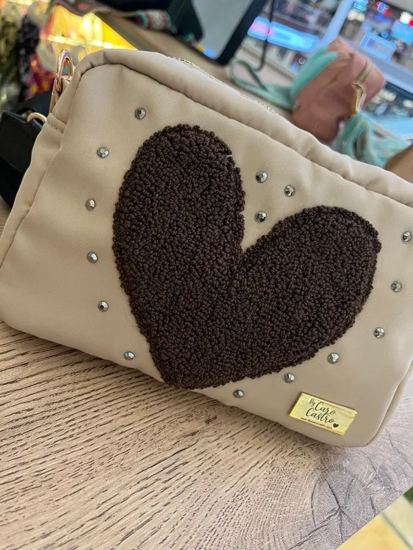 Bandolera Beige con Corazón Café Bordado a Mano 2
