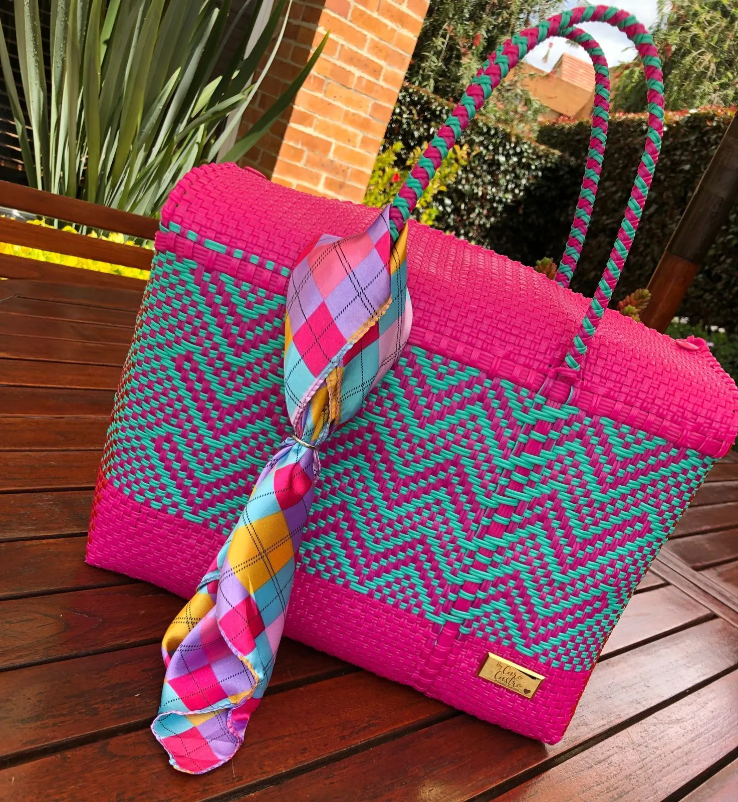 Cartera Tejida Baúl color fucsia y azul turquesa