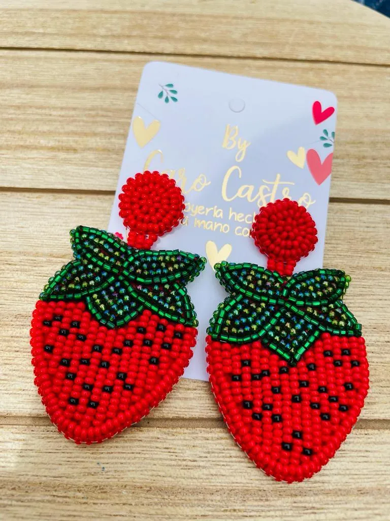  Aretes  de fresa rojas con hojas verdes