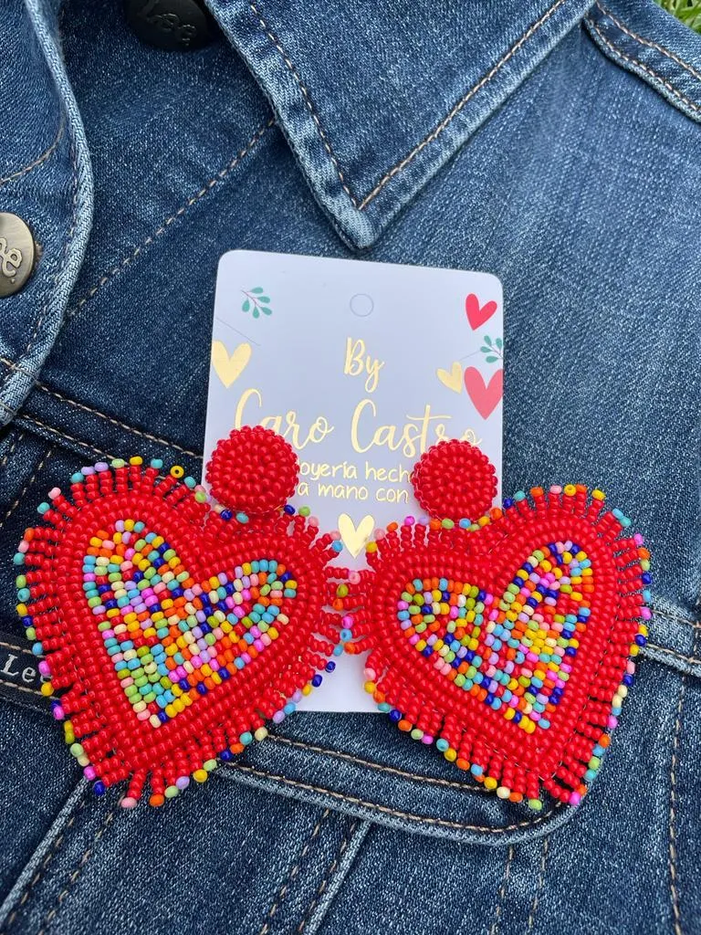 Aretes Corazón Rojos y Multicolor Pelitos