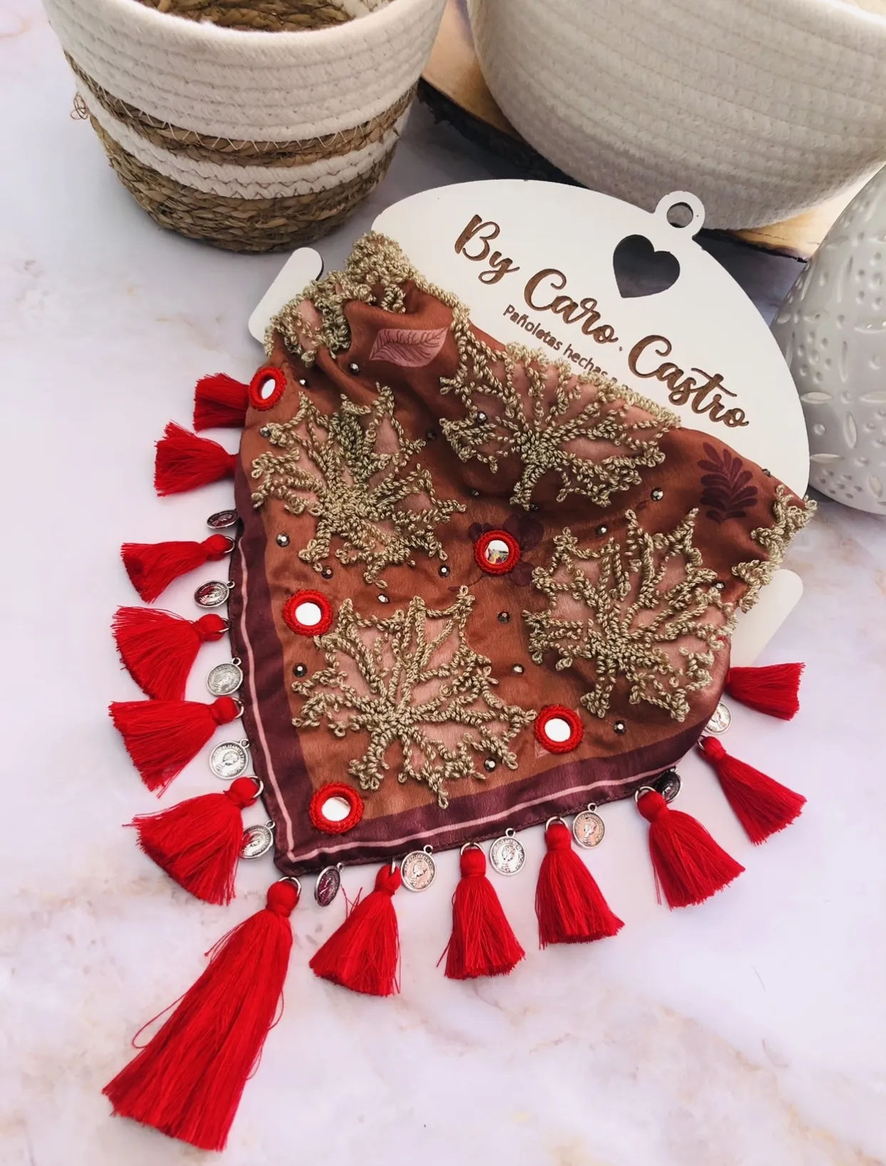 Pañoleta bordada hojas otoño.