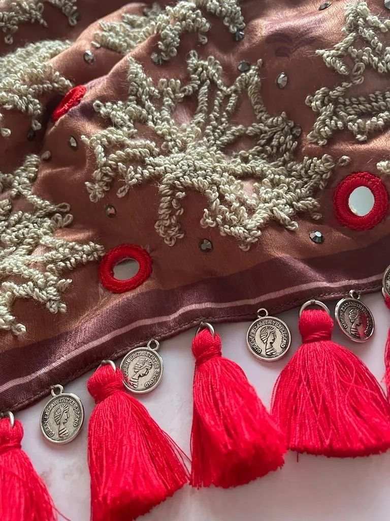 Pañoleta bordada hojas otoño. 2