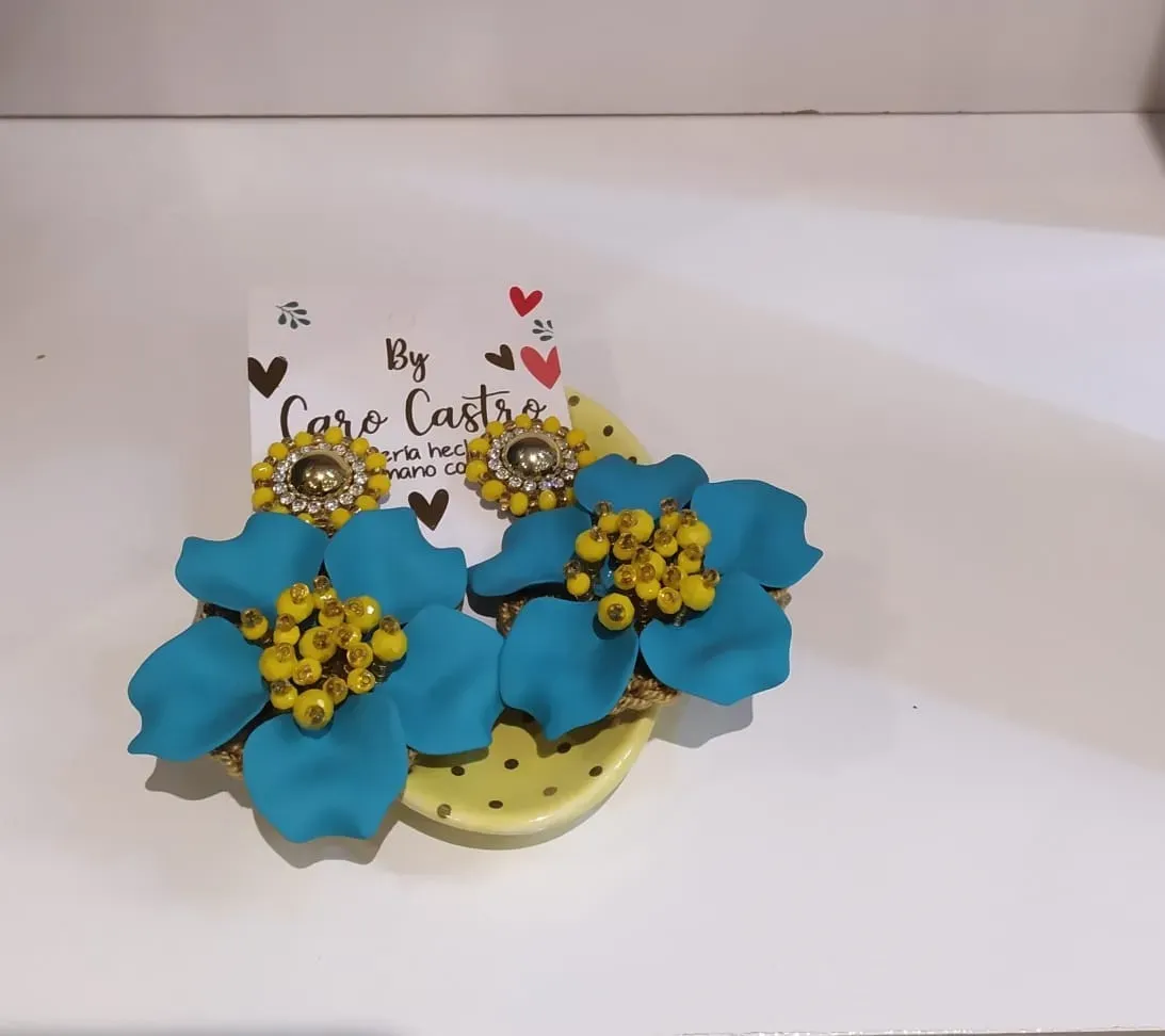 Flores en Acrílico aterciopelado Azul, hechas a mano, con tipo bordado en canutillos amarillos