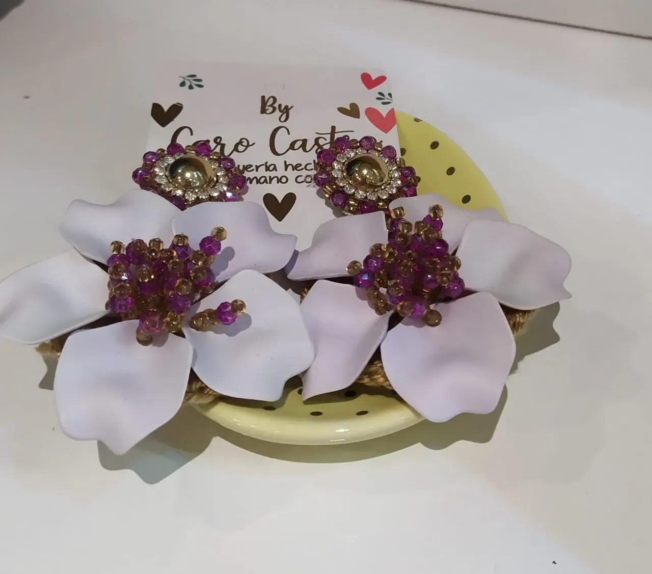 Flores en Acrílico aterciopelado blanco, hechas a mano, con tipo bordado en canutillos fucsia