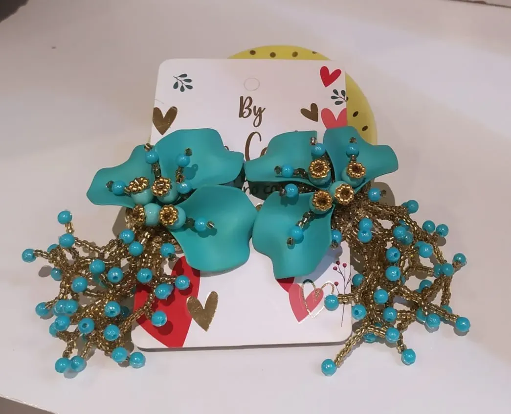 Flor de tres pétalos en Acrílico aterciopelado azul aguamarina caída en cascada hechas a mano.