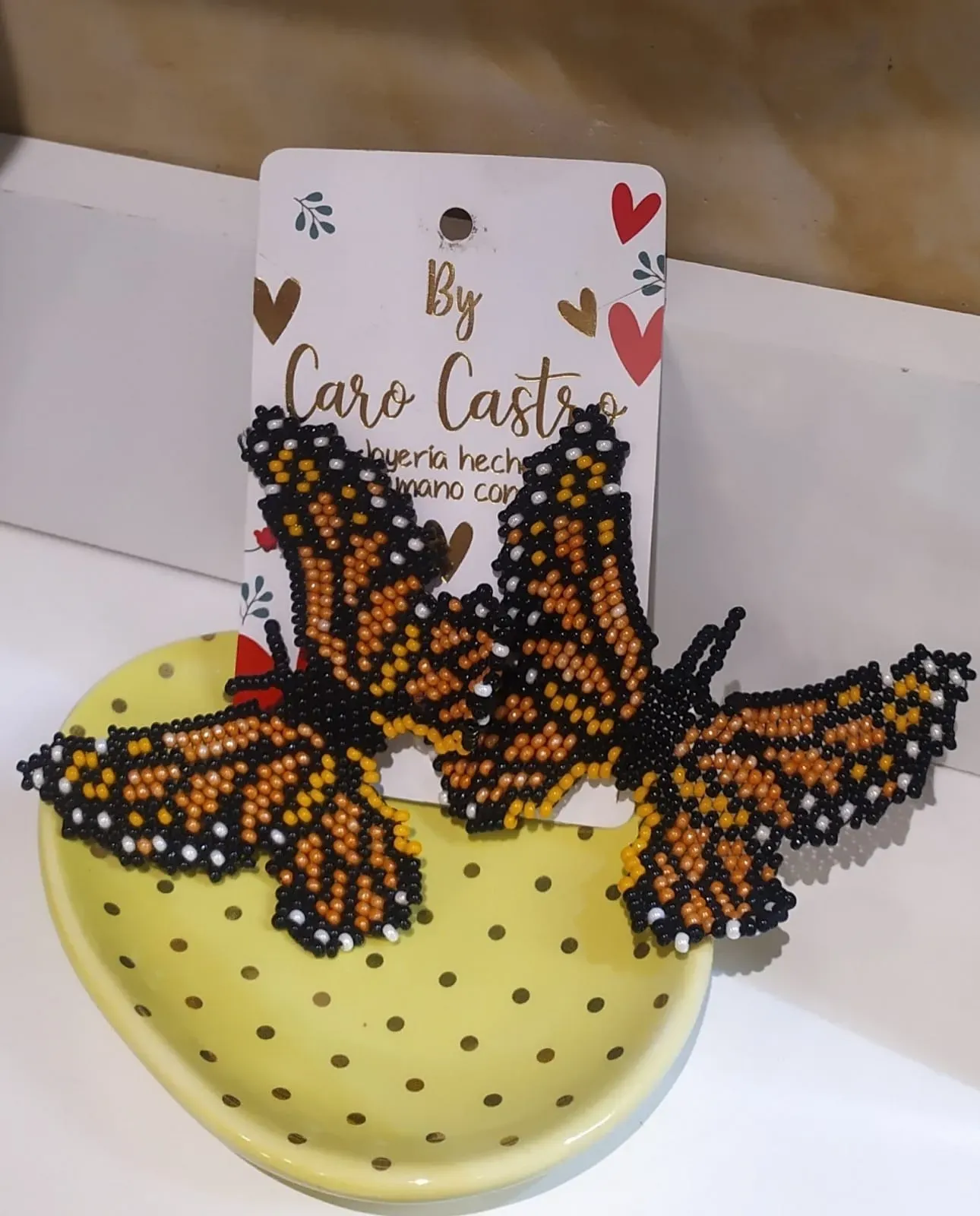 Mariposa Negra con naranja  elaborada  en mostacilla, Hechas a mano