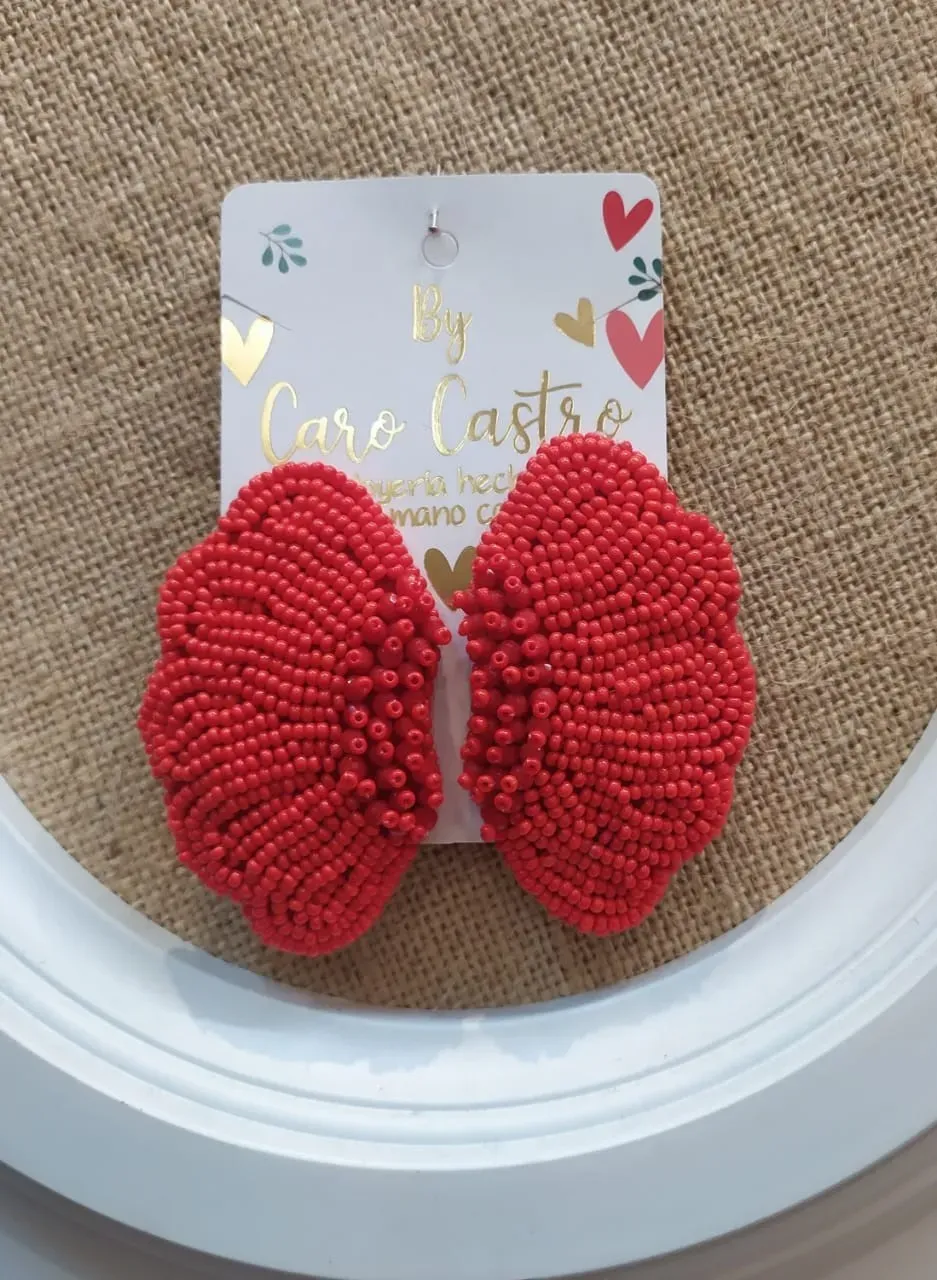 Ala de Mariposa Roja  elaborada en mostacilla y canutillos en el centro, Hechas a mano