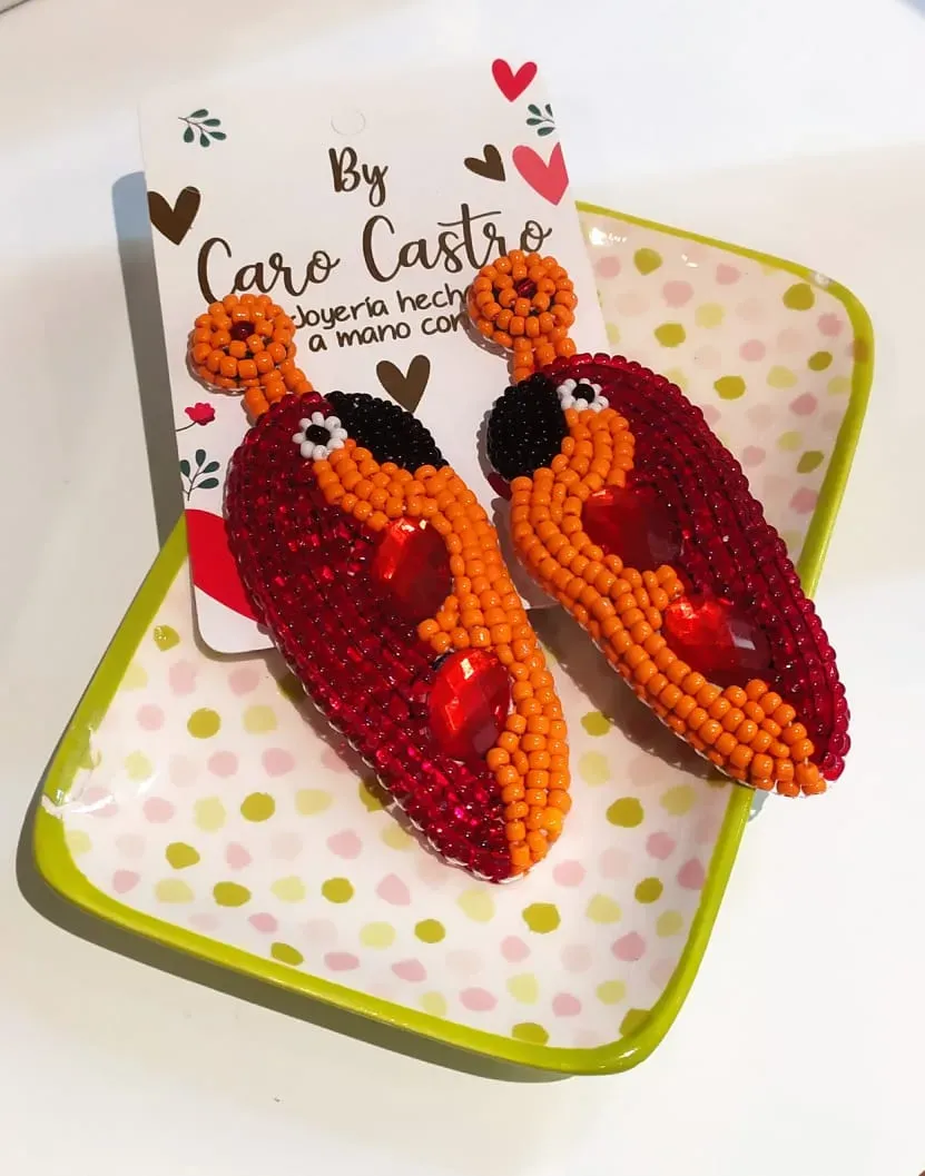 Loro Rojo con naranja elaborado en mostacilla, Hechas a Mano