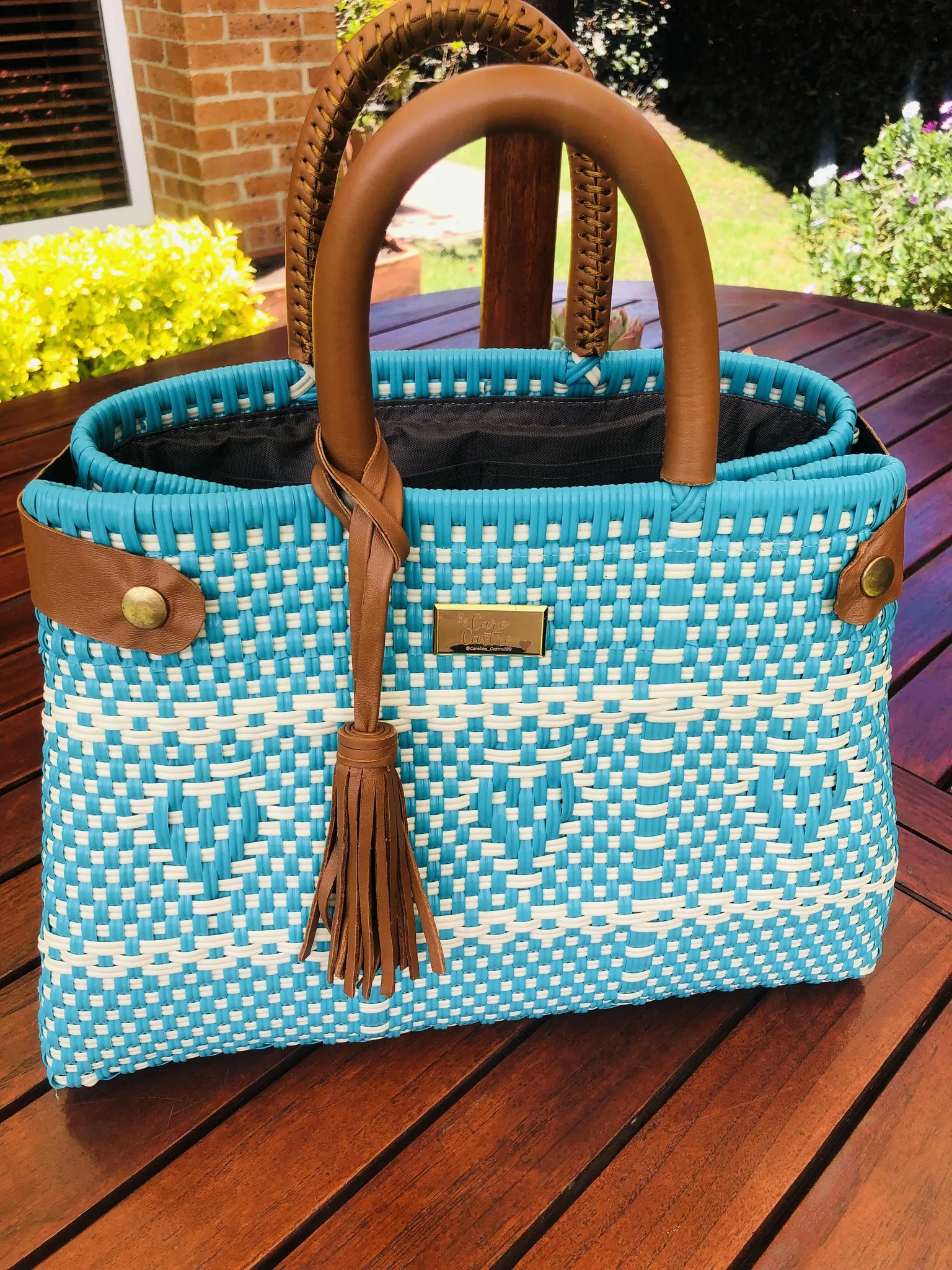 Cartera azul turquesa con blanco tejida a mano.
