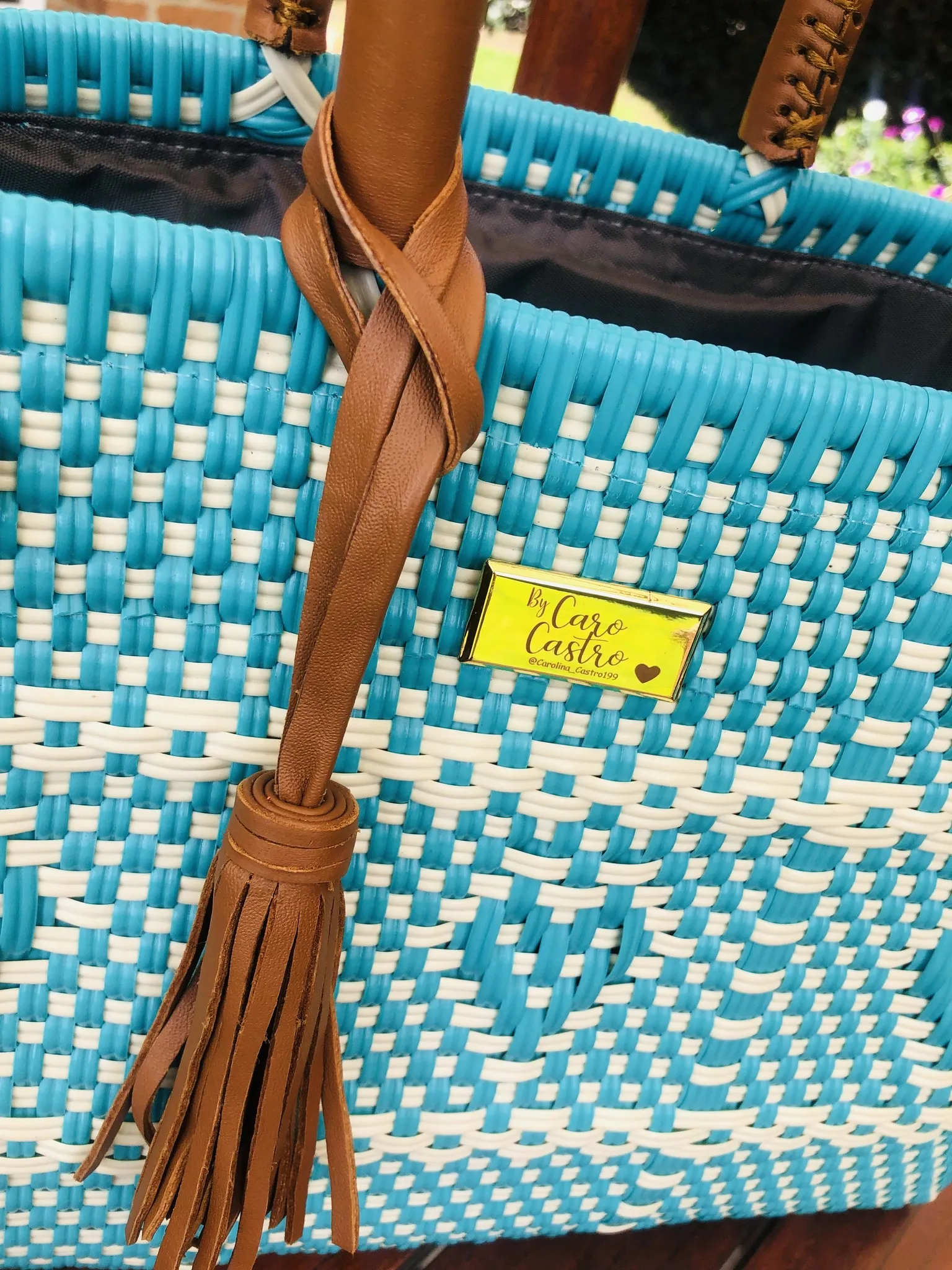 Cartera azul turquesa con blanco tejida a mano. 2