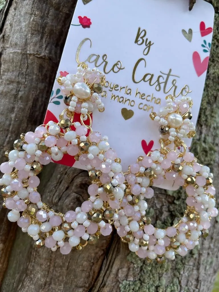 Aretes Redondos en Alambrismo Dorado y Beige  2