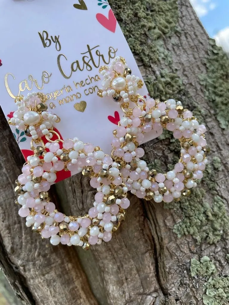 Aretes Redondos en Alambrismo Dorado y Beige  3