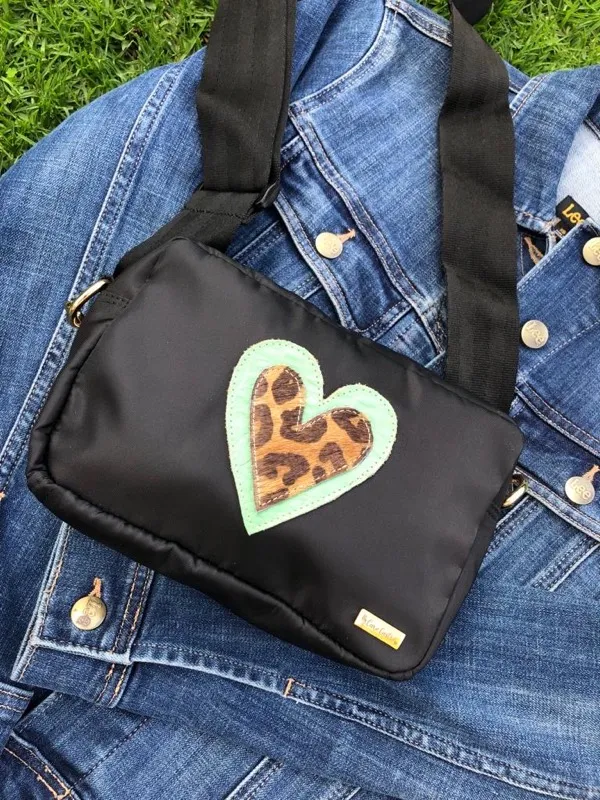Bandolera con Corazón en Cuero Menta con Animal Print
