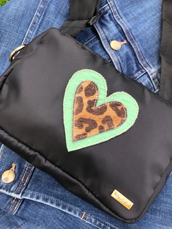 Bandolera con Corazón en Cuero Menta con Animal Print 2