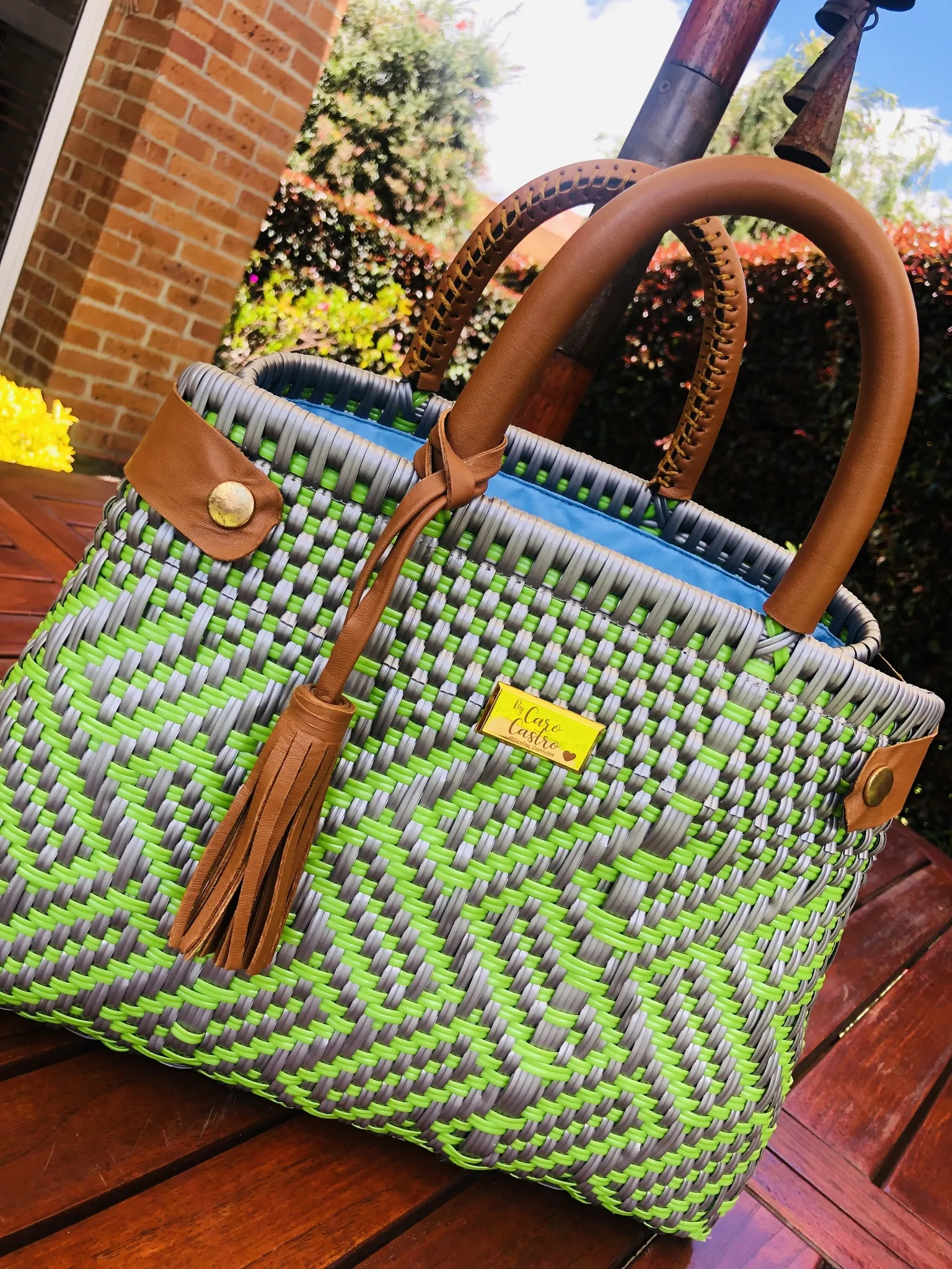 Cartera verde con plateado tejida a mano