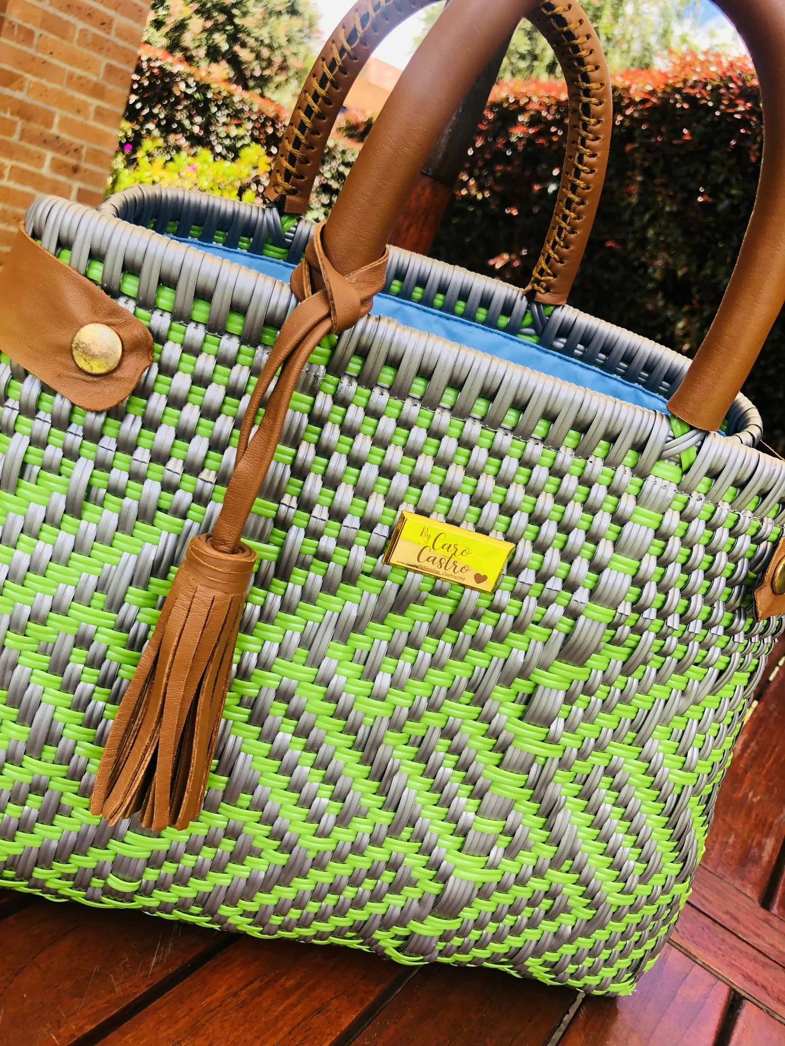 Cartera verde con plateado tejida a mano 2