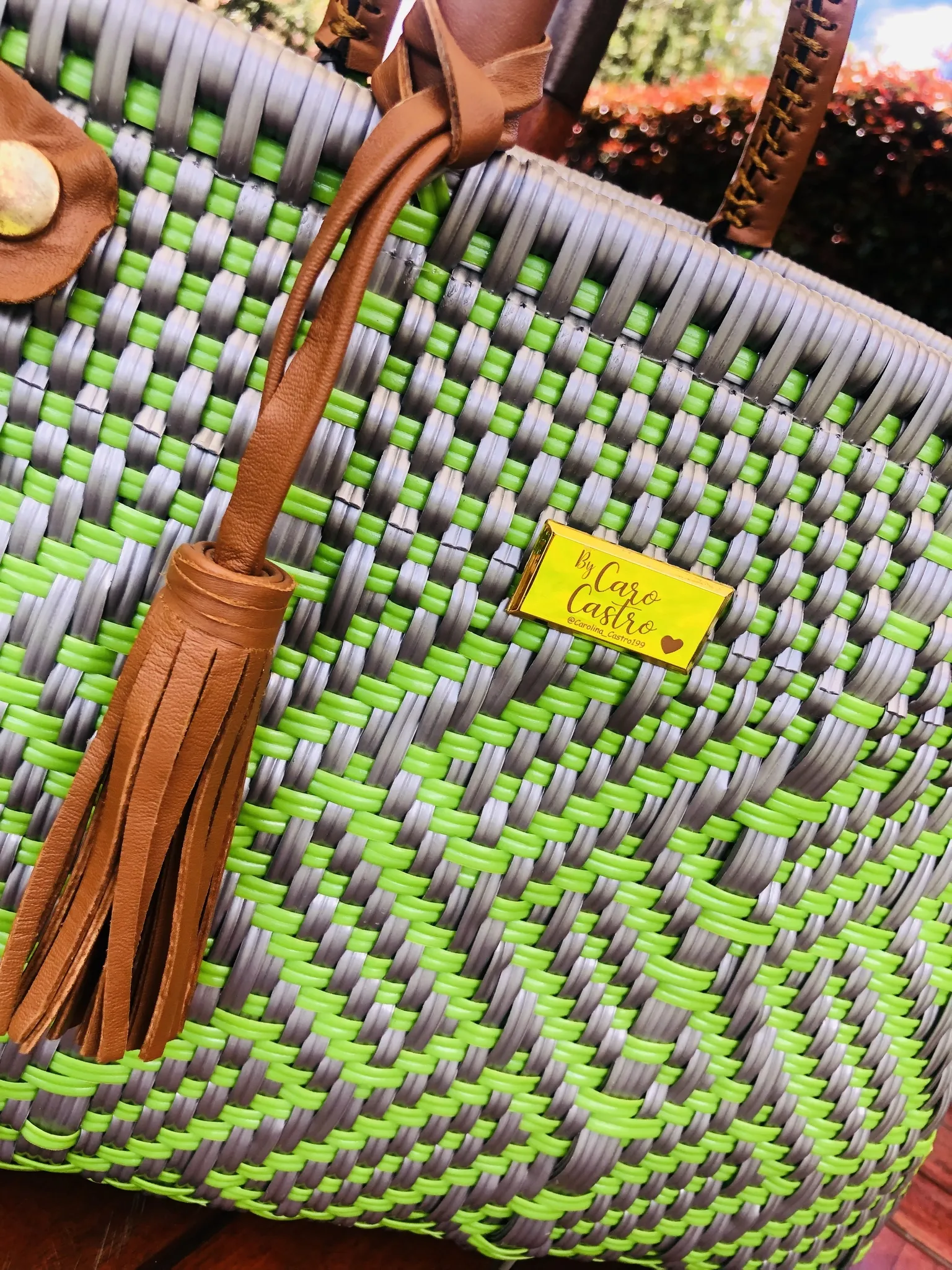 Cartera verde con plateado tejida a mano 3