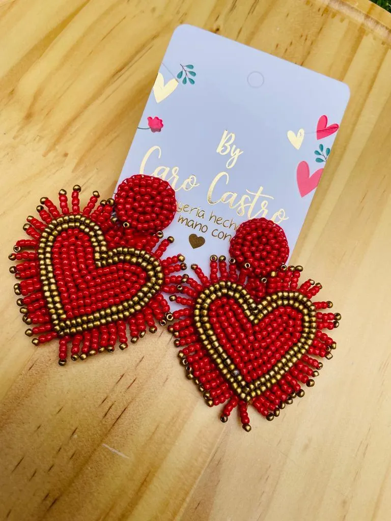 Aretes corazón rojos con borde dorado