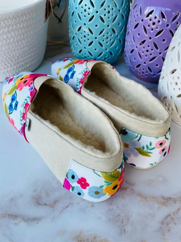 Alpargatas By Santi Beige con Flores y Corazones 4