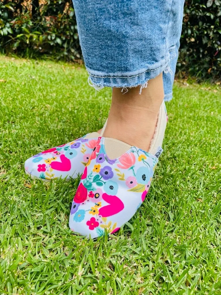 Alpargatas By Santi Beige con Flores y Corazones 7