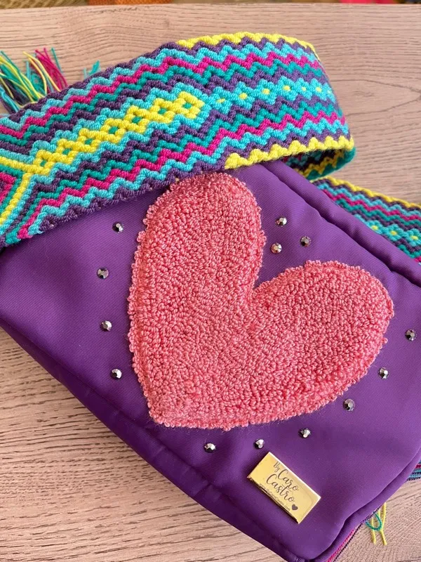Bandolera Morada con Corazón Rosado Bordado a Mano
