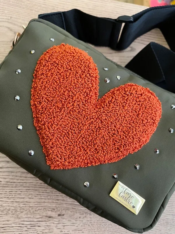 Bandolera Verde Oliva con Corazón Terracota Bordado a Mano