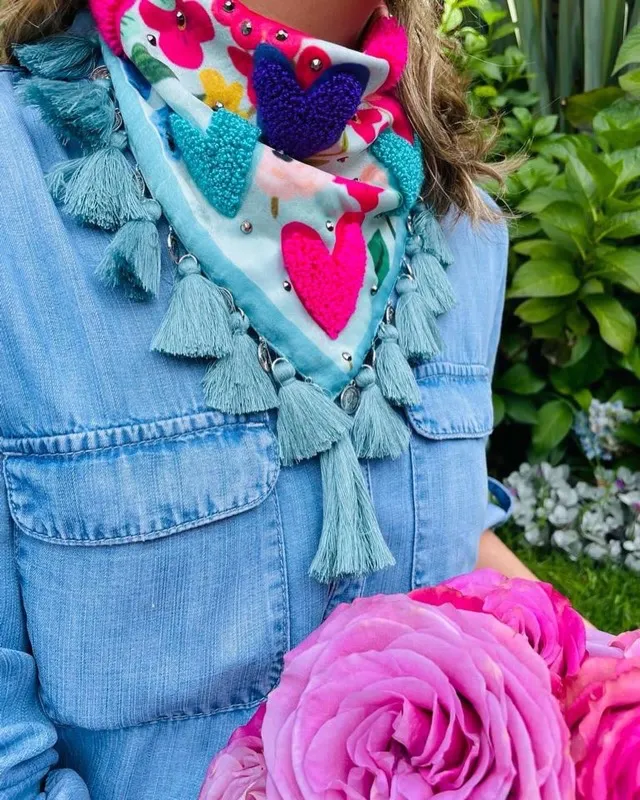 Pañoleta Alegria para el Alma By Santi con Borla Turquesa  2