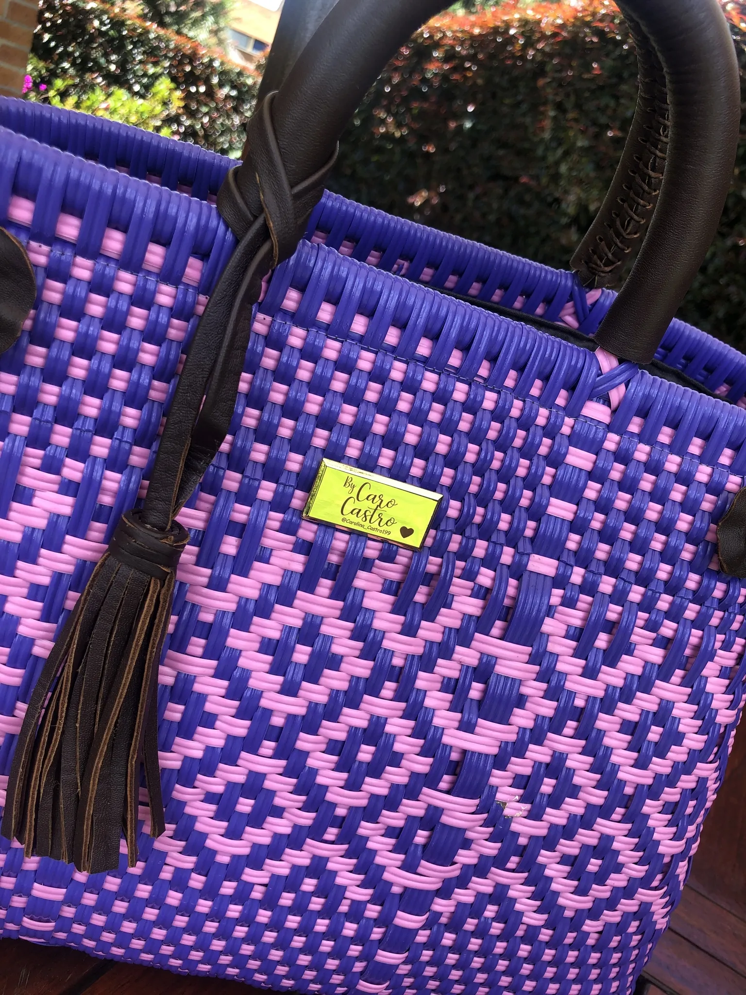 Cartera morada con rosado tejida a mano. 2