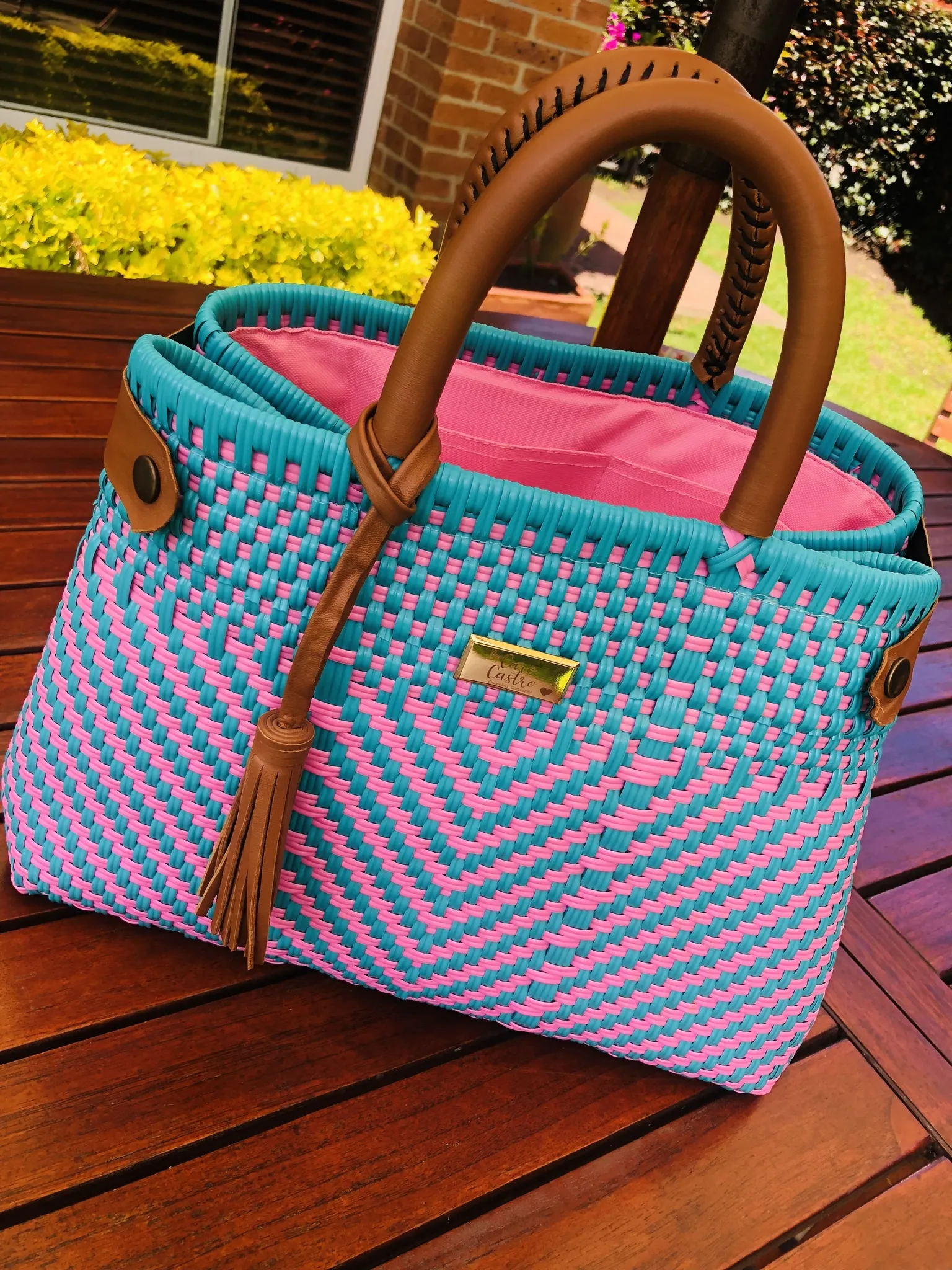 Cartera Rosada con azul celeste tejida a mano.