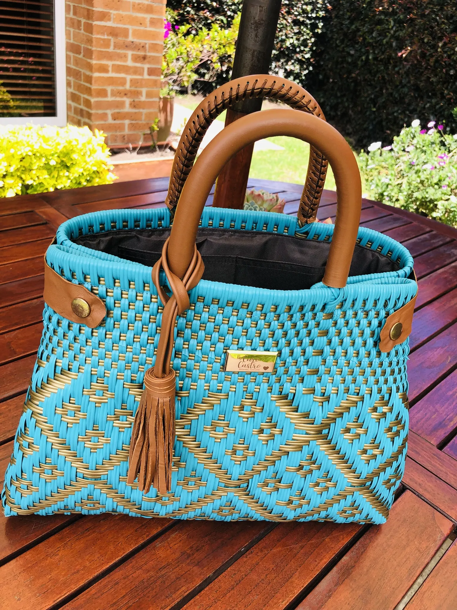 Cartera azul con dorado tejida a mano.