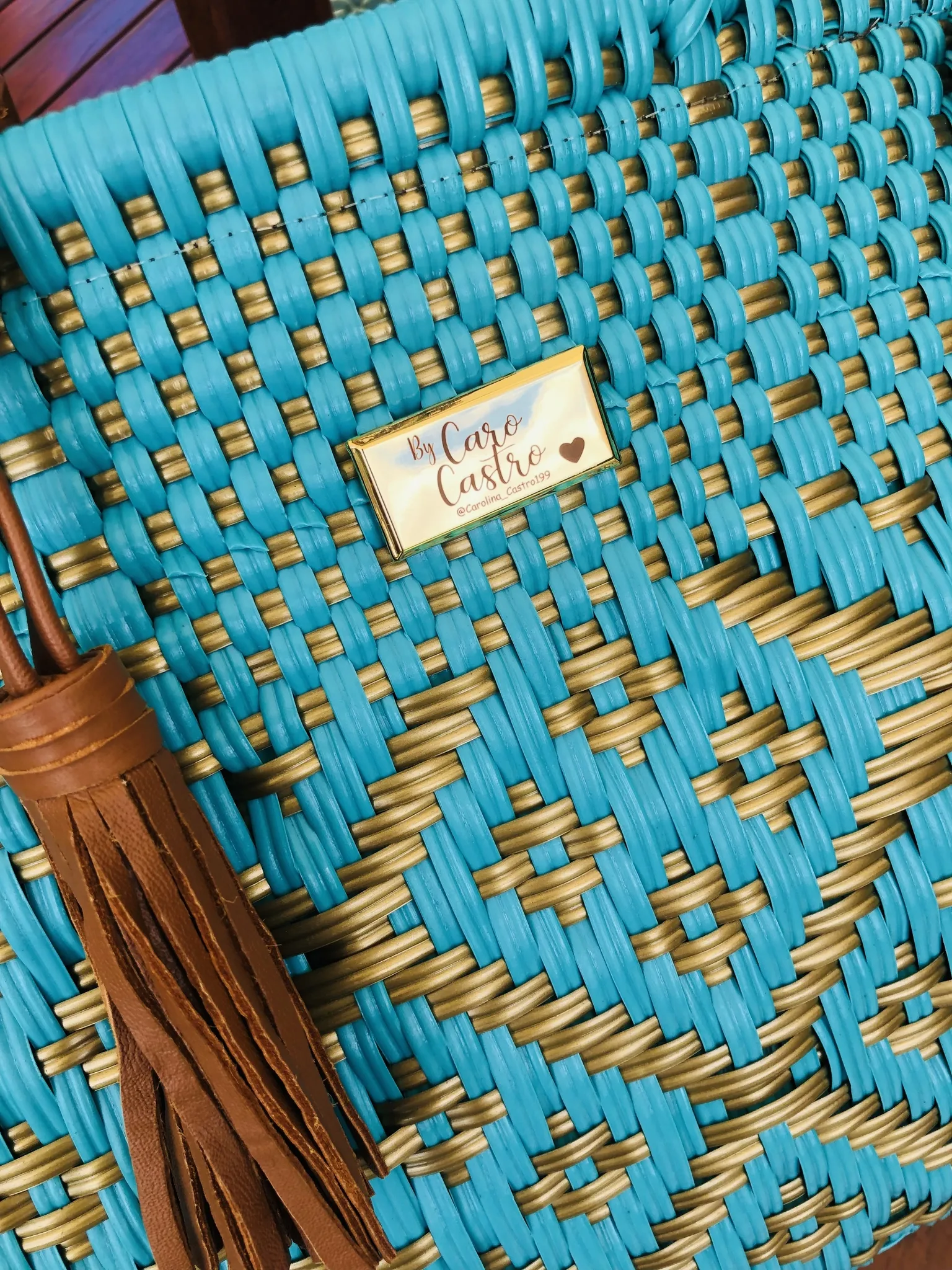 Cartera azul con dorado tejida a mano. 2