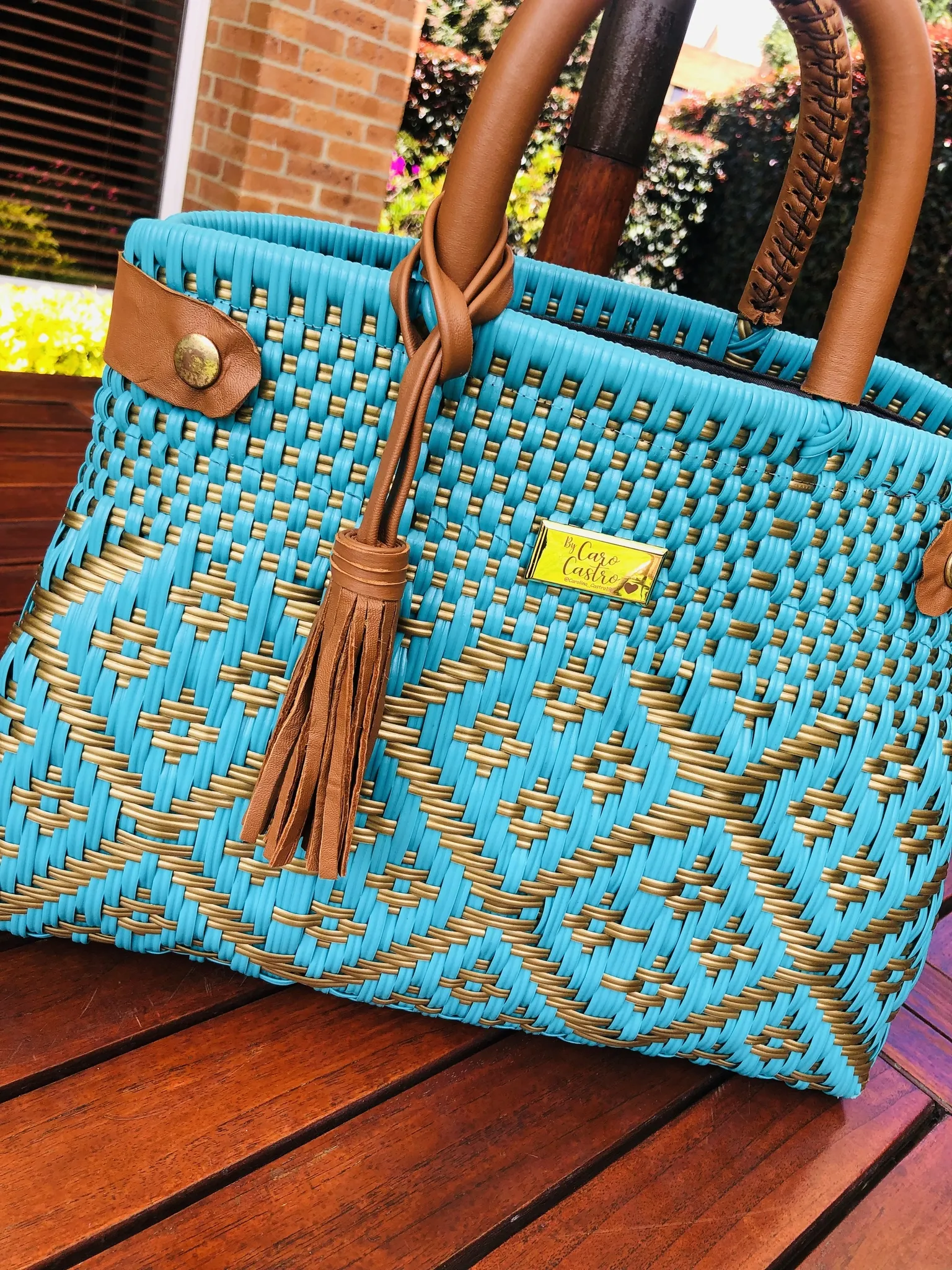 Cartera azul con dorado tejida a mano. 3