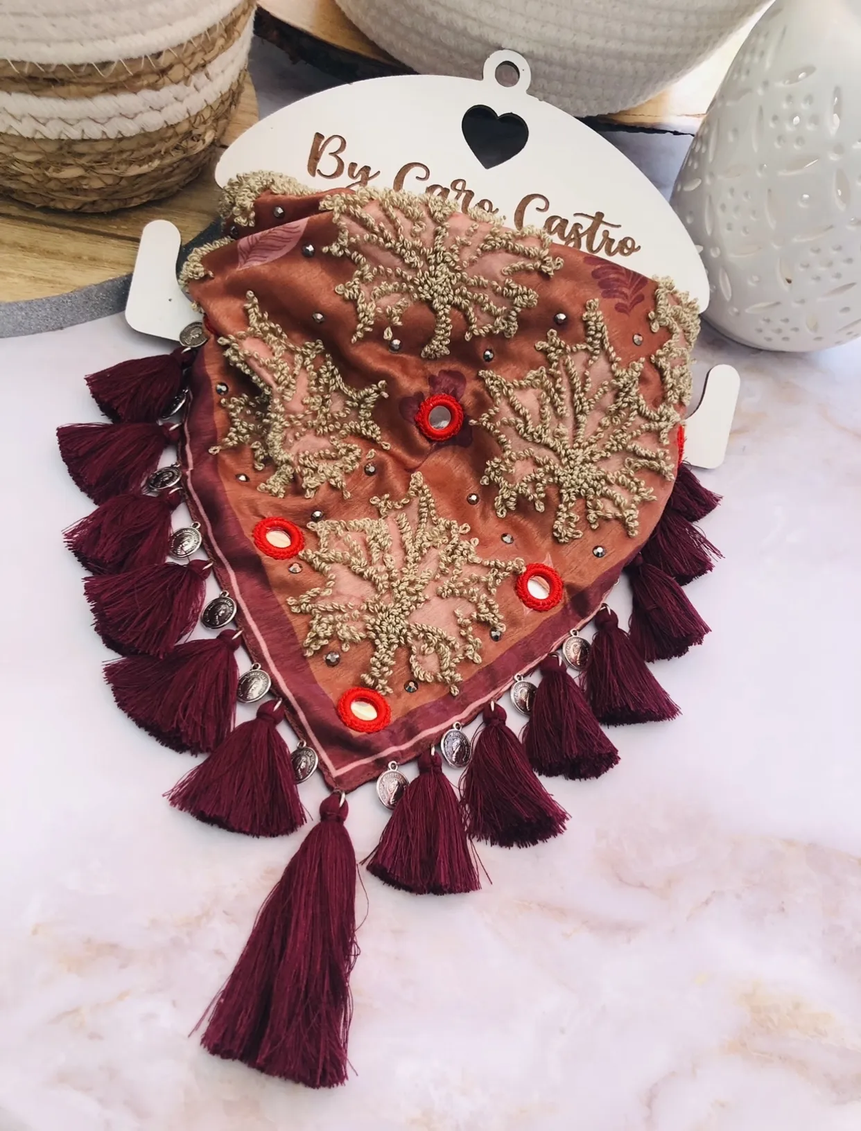 Pañoleta bordada hojas de otoño Beige.