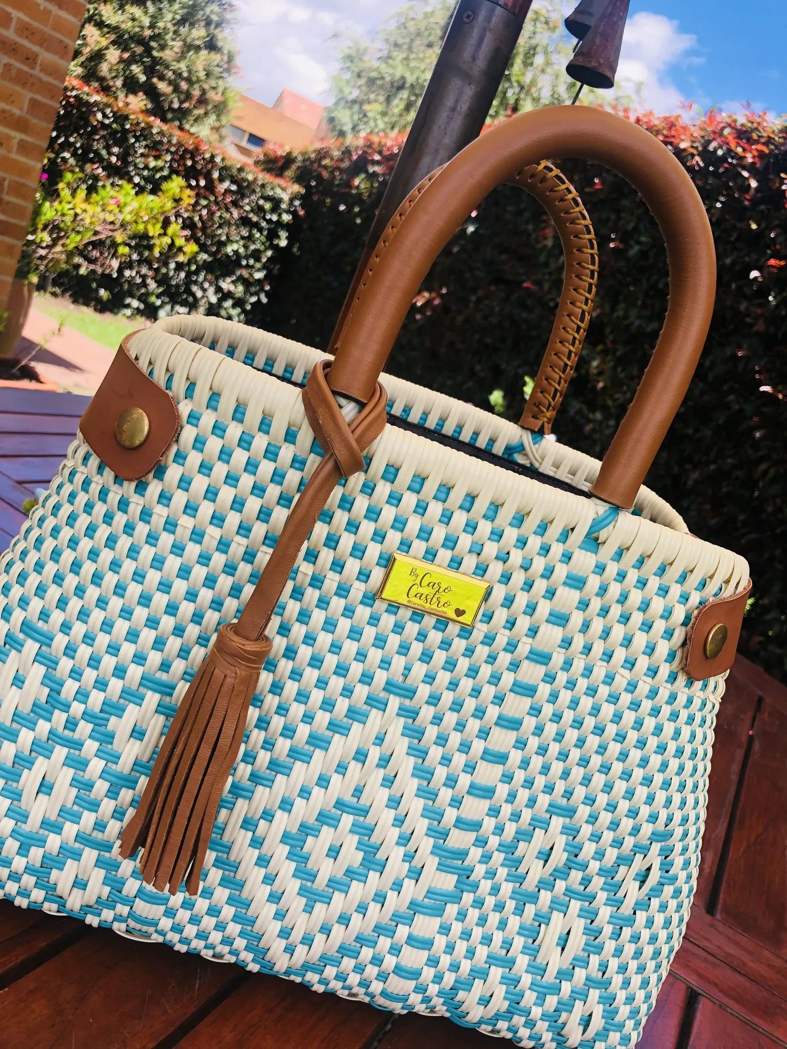 Cartera azul con blanco tejida a mano.