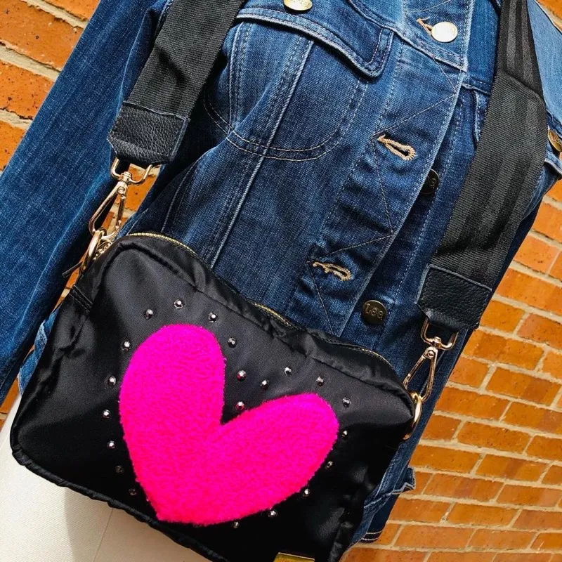 Bandolera con Corazón Bordado Rosado