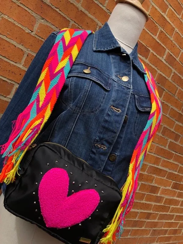 Bandolera con Corazón Bordado Rosado 2