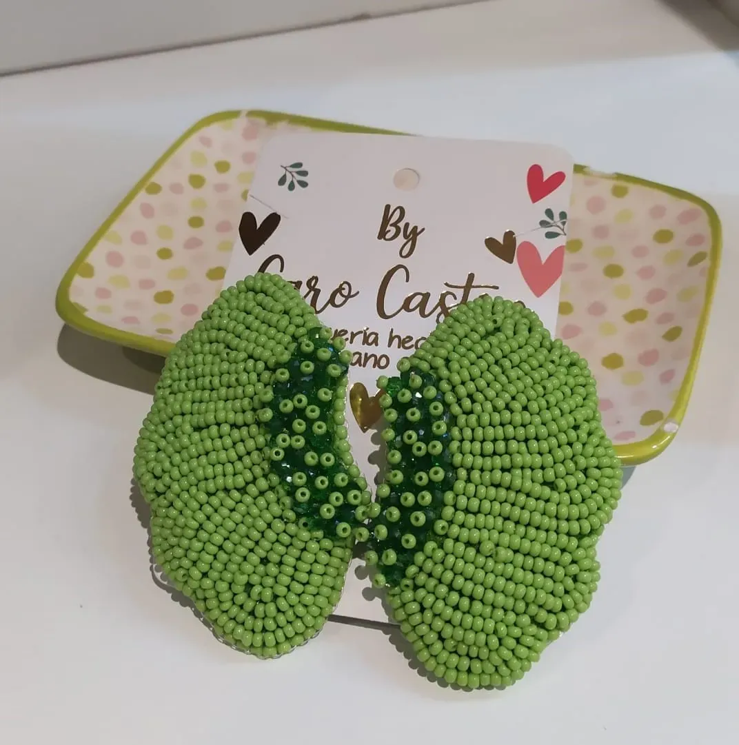 Ala de Mariposa verde  elaborada en mostacilla y canutillos en el centro, Hechas a mano
