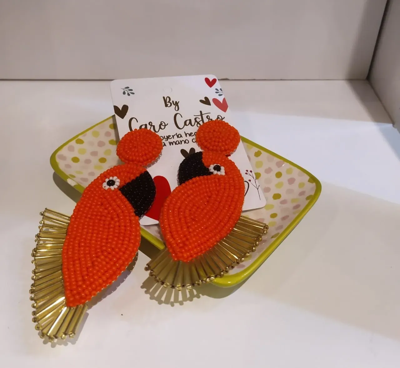 Loro Naranja en mostacilla y canutillos dorados en tubito,  Hechas a Mano