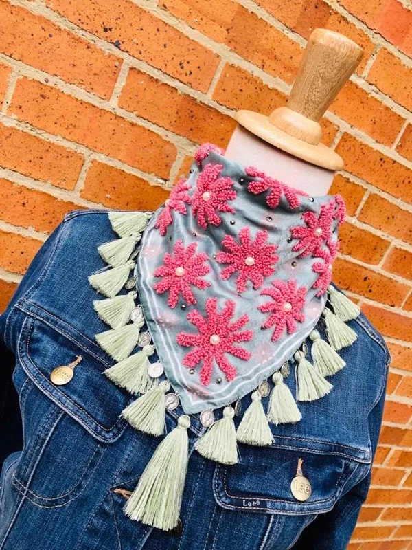 Pañoleta Jardín de Margaritas Bordada con Borla Pistachio