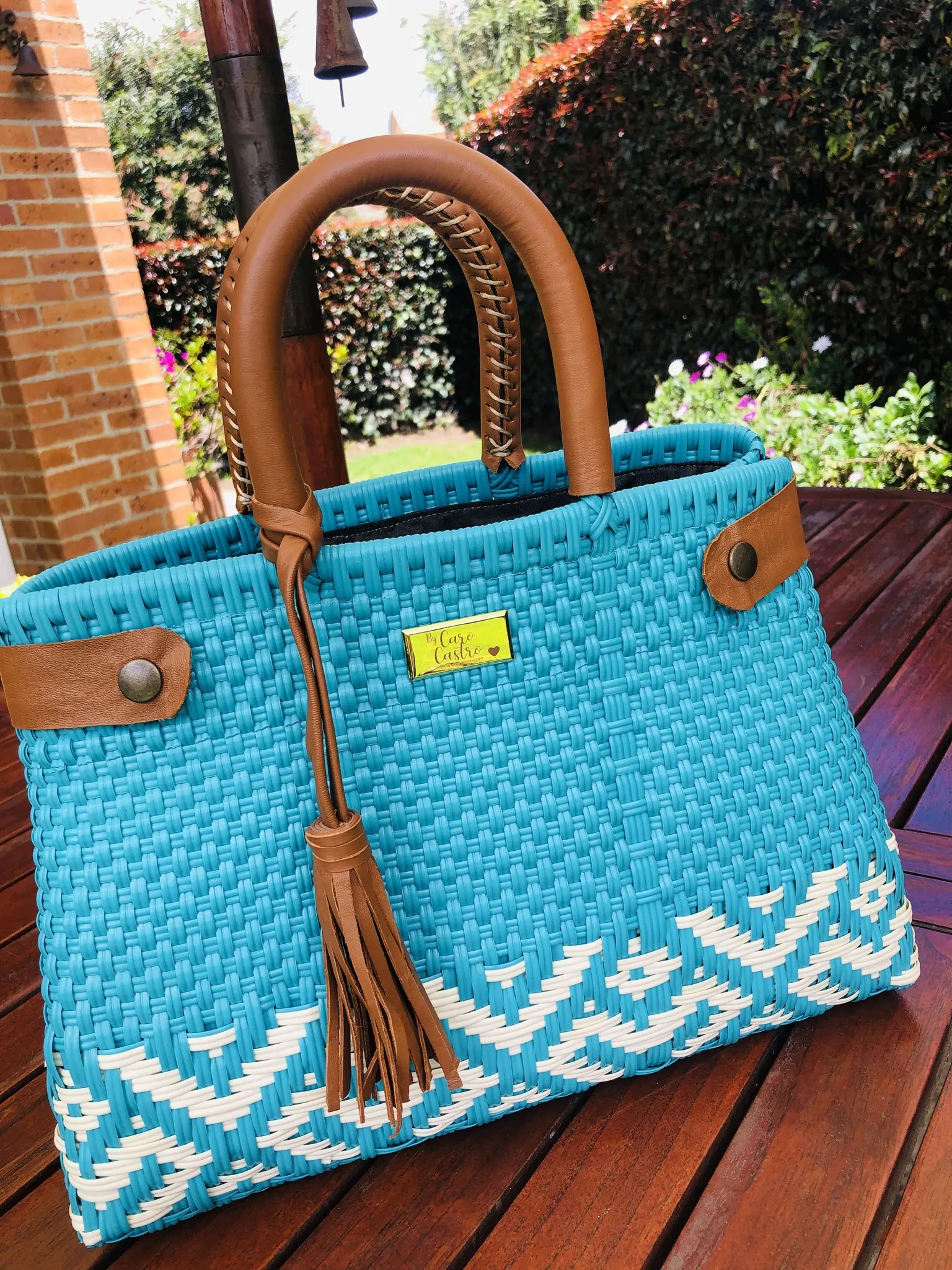 Cartera azul con blanco tejida a mano