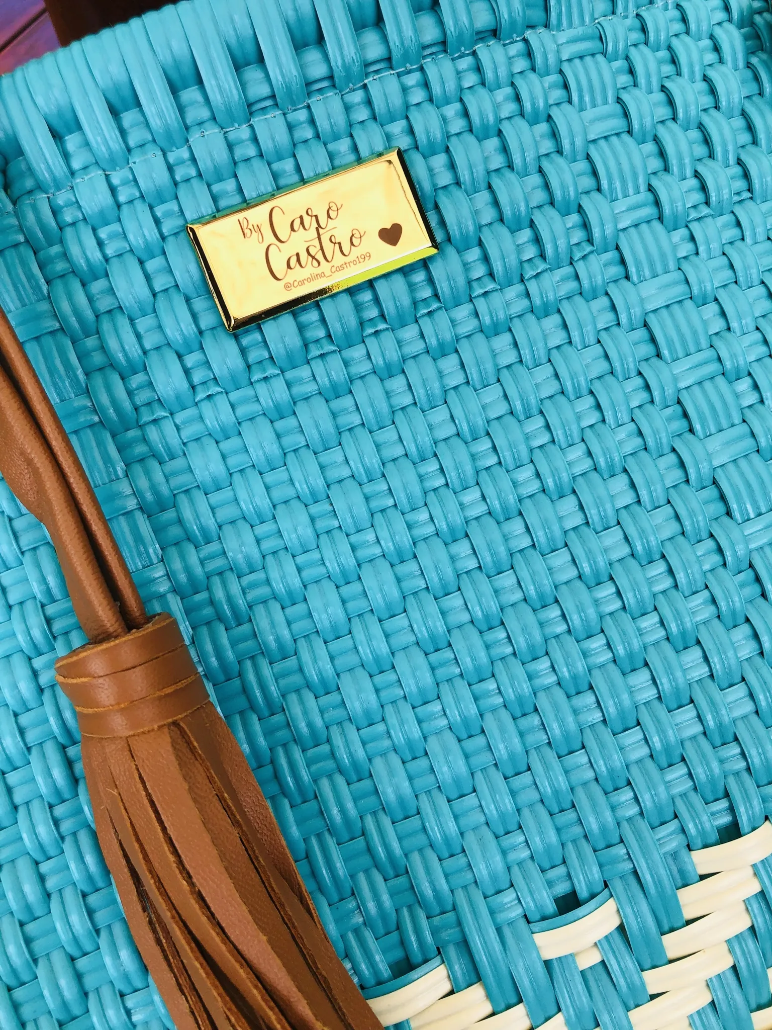 Cartera azul con blanco tejida a mano 2