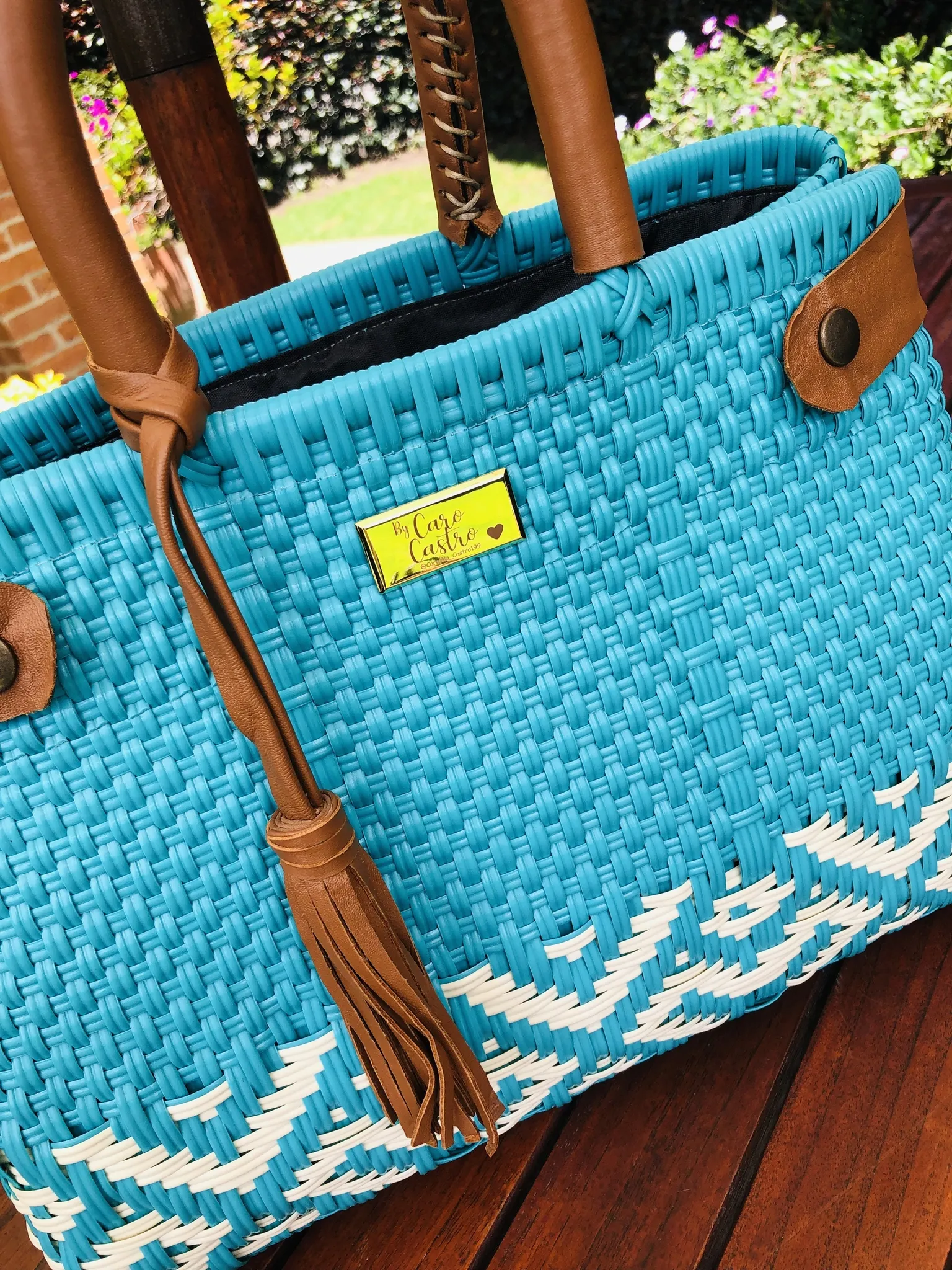 Cartera azul con blanco tejida a mano 3