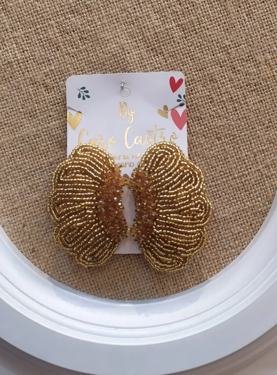 Ala de Mariposa Dorada  elaborada en mostacilla y canutillos en el centro, Hechas a mano