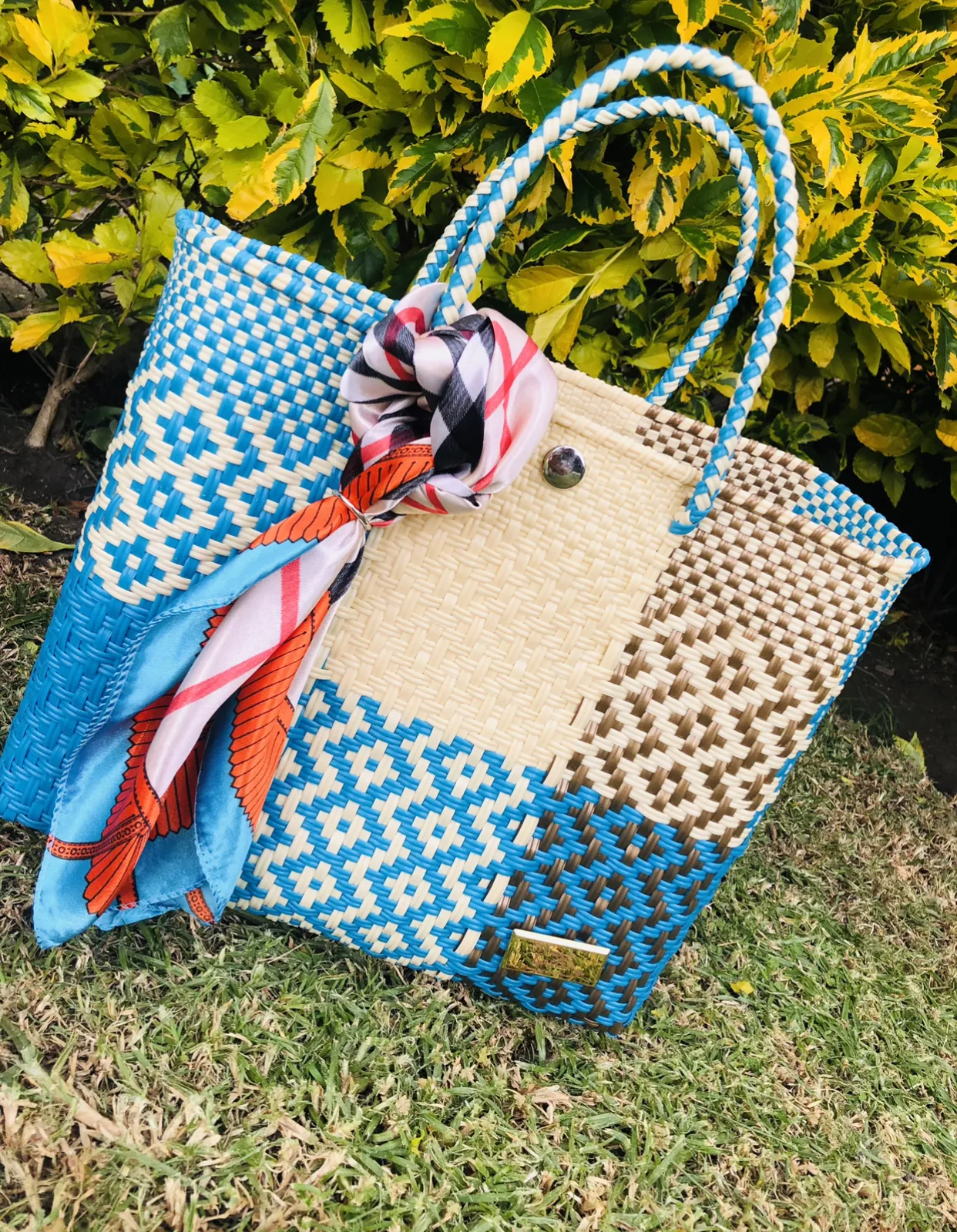 Cartera mediana azul, beige y dorado