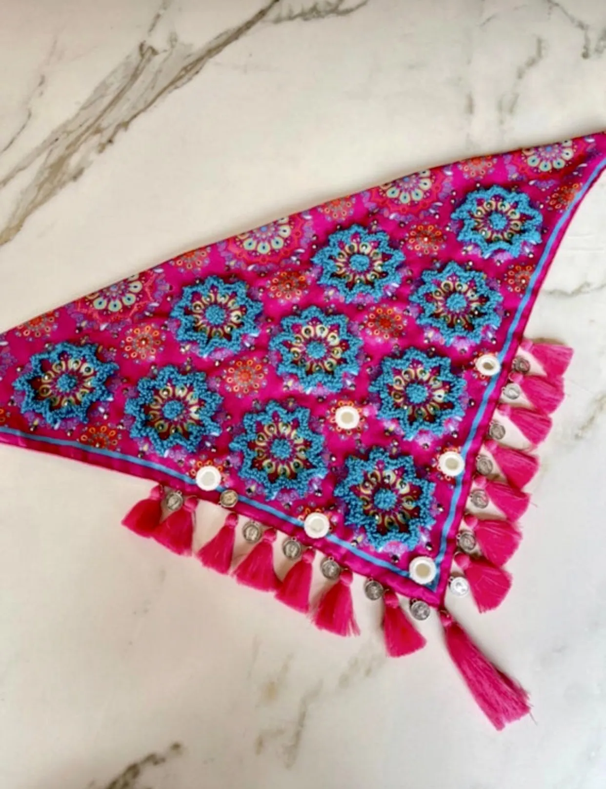 Pañoleta Bordada Mandalas azules. 3