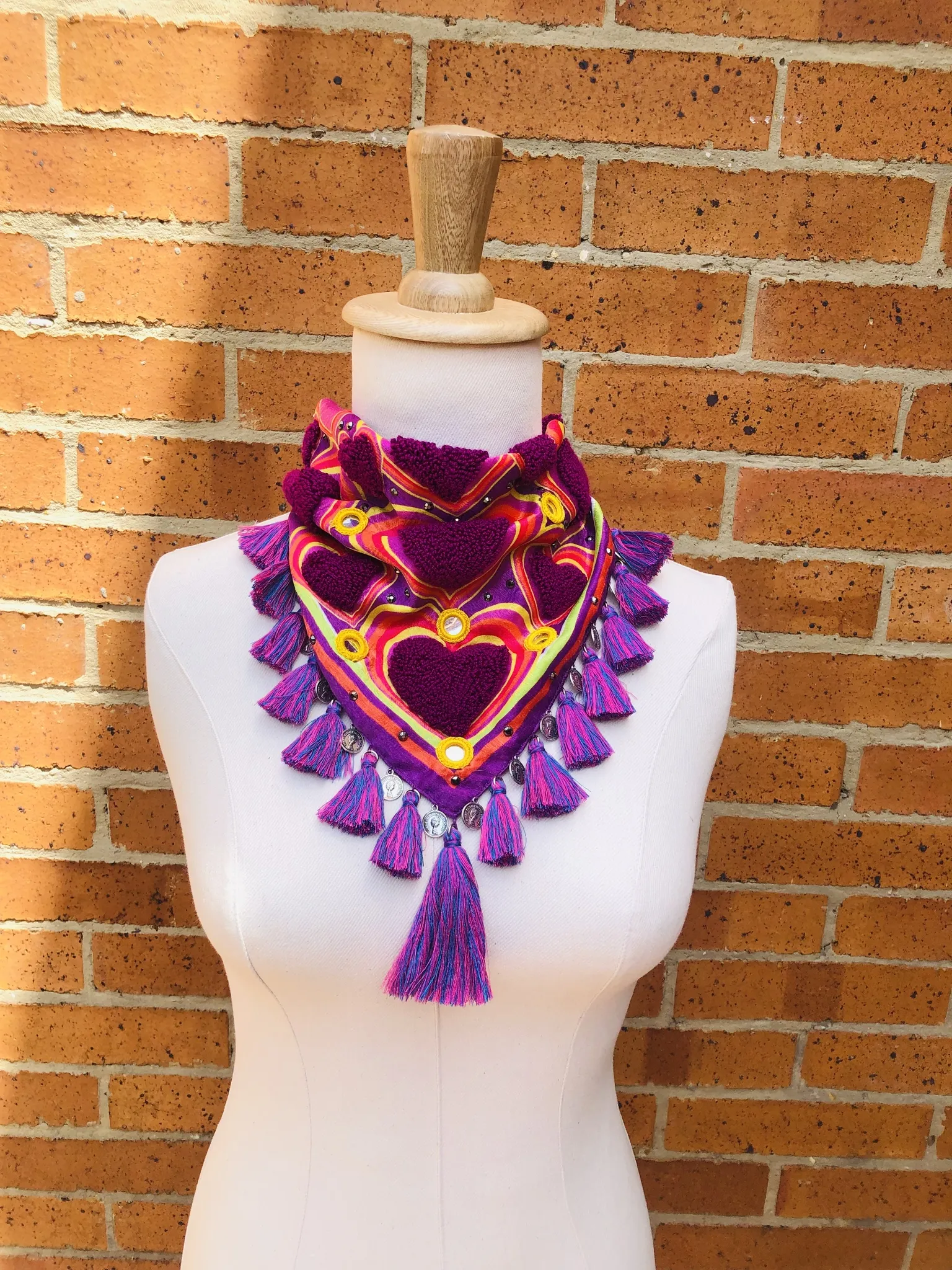 Pañoleta bordada a mano con Corazones Magenta