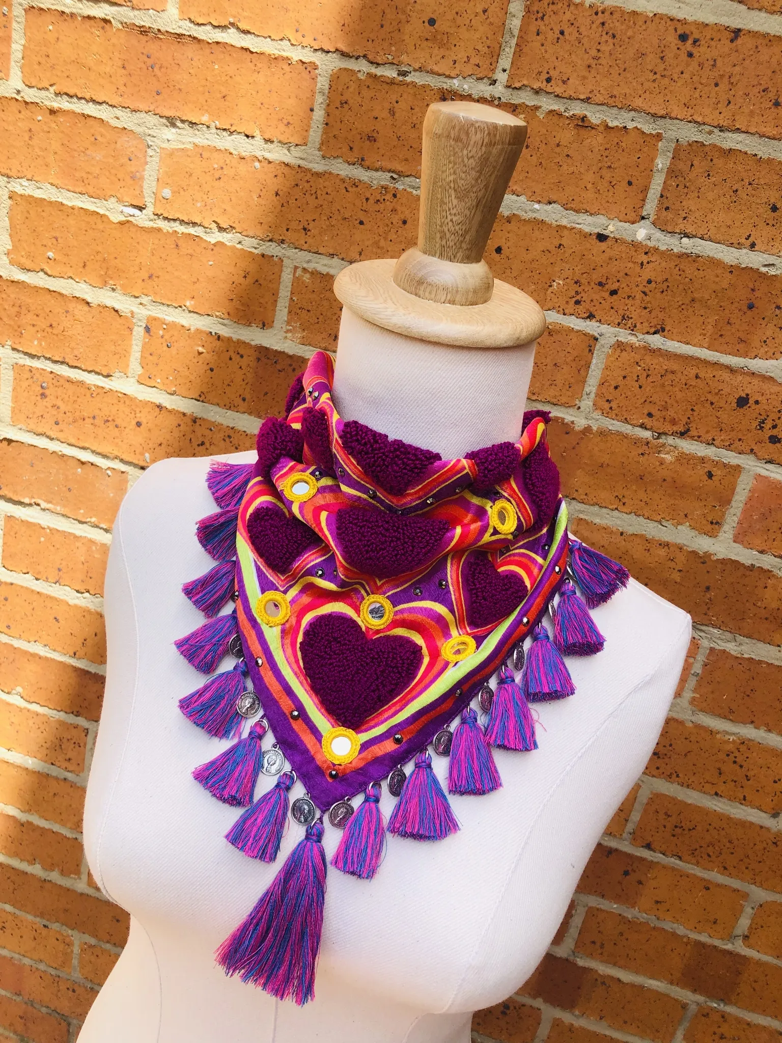 Pañoleta bordada a mano con Corazones Magenta 2