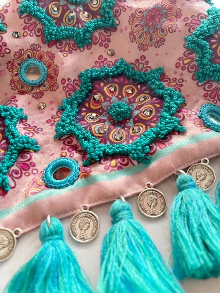 Pañoleta Bordada mandalas pequeñas azules. 2