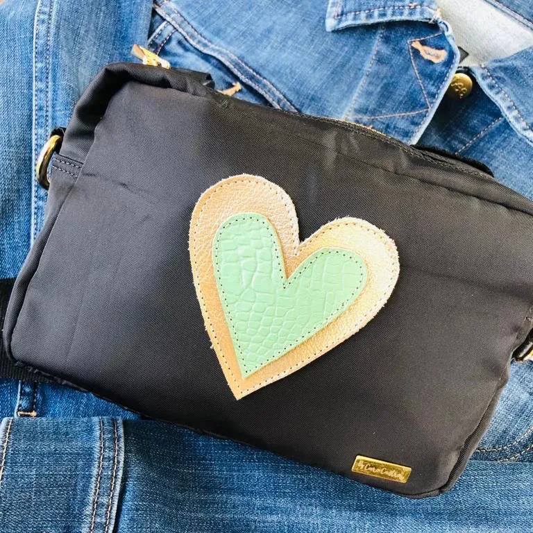 Bandolera con Corazón en Cuero Dorado con Menta
